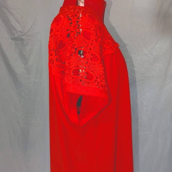 Red lace shoulder top - Picture 2 of 4